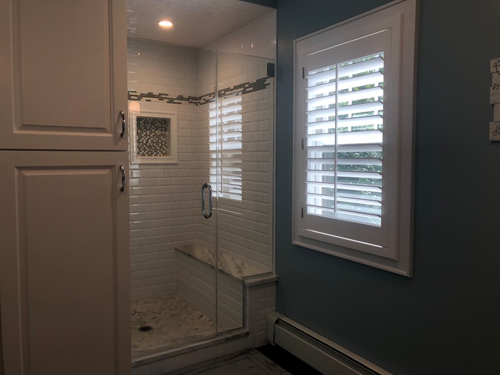 На фото: главная ванная комната среднего размера в классическом стиле с душем в нише, белой плиткой, керамической плиткой, синими стенами, мраморным полом, мраморной столешницей, разноцветным полом, душем с распашными дверями и серой столешницей с
