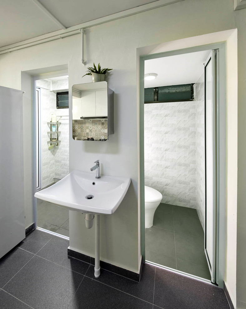 Idee per una stanza da bagno con doccia minimal di medie dimensioni con doccia aperta, WC monopezzo, piastrelle grigie, piastrelle in ceramica, pareti grigie, pavimento con piastrelle in ceramica e lavabo da incasso