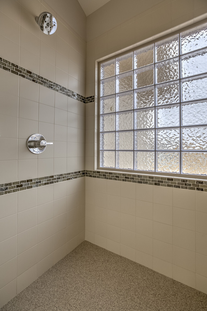 オマハにあるモダンスタイルのおしゃれな浴室 (コーナー設置型シャワー、青いタイル、茶色いタイル、グレーのタイル、マルチカラーのタイル、白いタイル、セラミックタイル、ベージュの壁、テラゾーの床、ベージュの床) の写真