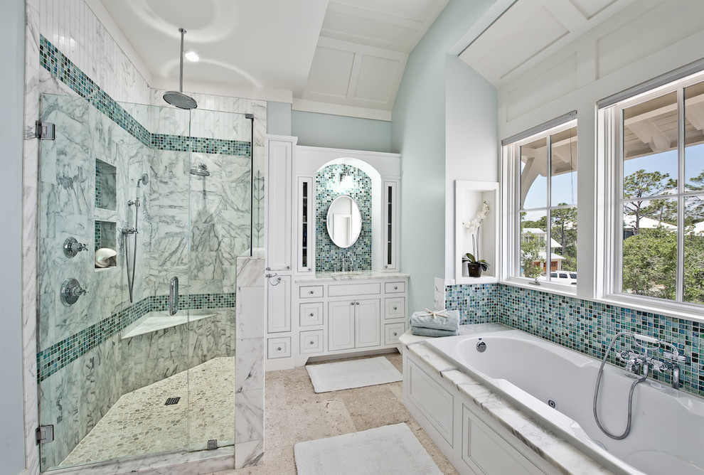 Diseño de cuarto de baño principal tradicional con baldosas y/o azulejos de vidrio y suelo de travertino