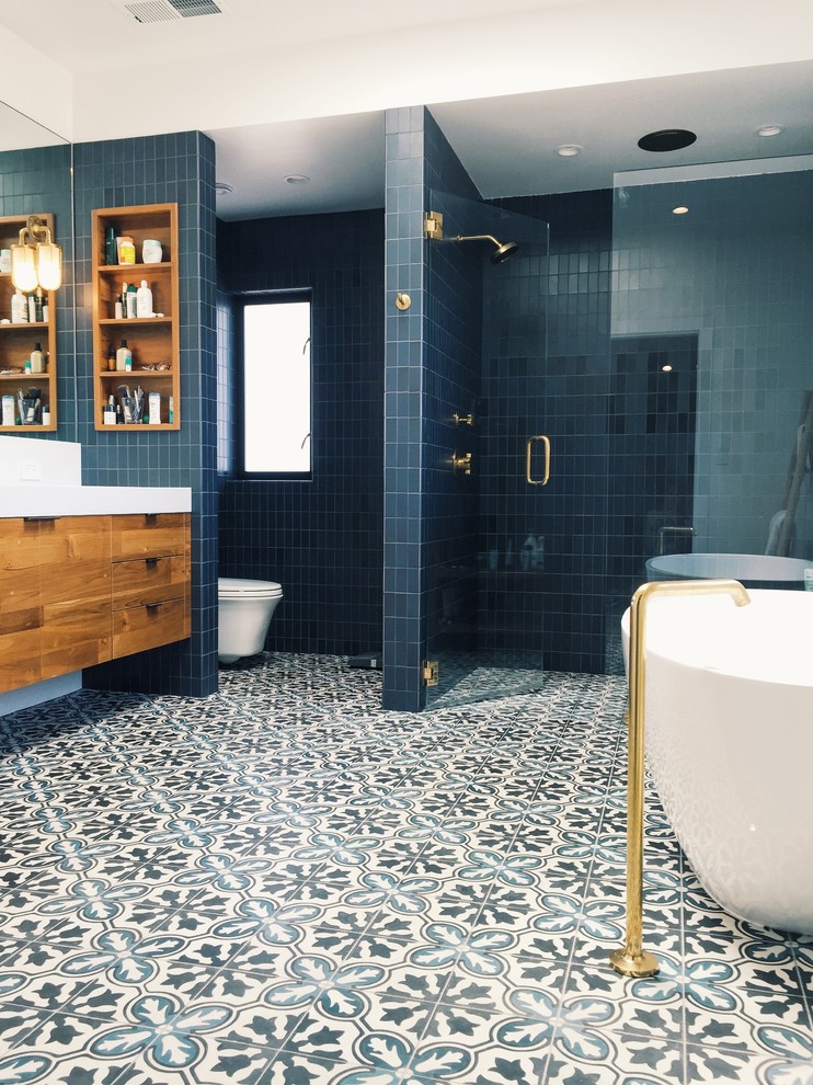 Источник вдохновения для домашнего уюта: ванная комната в современном стиле с душем с распашными дверями