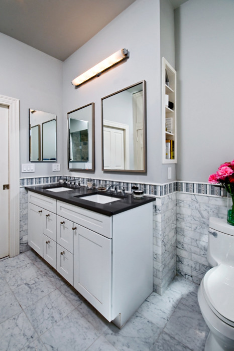 Inredning av ett klassiskt mellanstort en-suite badrum, med luckor med infälld panel, vita skåp, en dusch i en alkov, grå kakel, flerfärgad kakel, vit kakel, stenkakel, vita väggar, marmorgolv, ett undermonterad handfat och bänkskiva i onyx