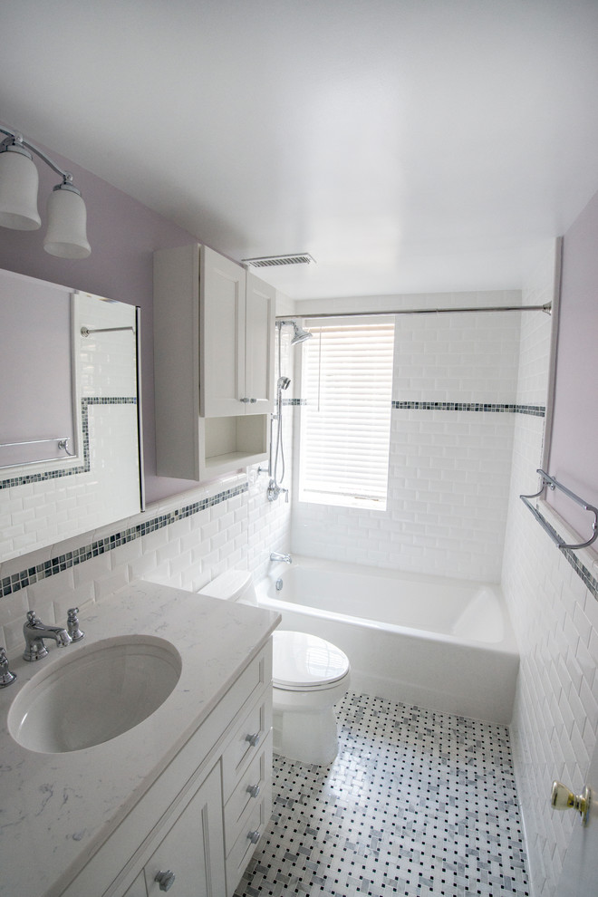 Свежая идея для дизайна: ванная комната среднего размера в стиле неоклассика (современная классика) с унитазом-моноблоком, мраморным полом, фасадами с утопленной филенкой, белыми фасадами, душем над ванной, белой плиткой, плиткой кабанчик, фиолетовыми стенами и мраморной столешницей - отличное фото интерьера