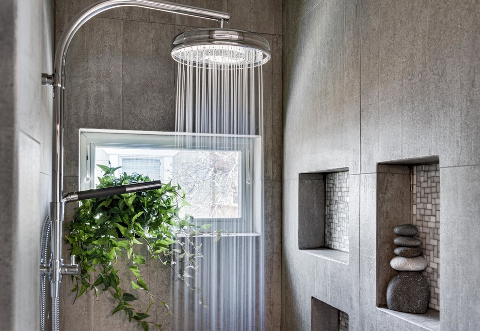 Immagine di una piccola stanza da bagno padronale bohémian con doccia alcova, piastrelle multicolore, piastrelle a mosaico, pareti grigie e top in legno