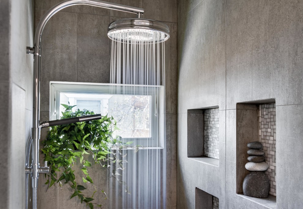 Ispirazione per una piccola stanza da bagno con doccia eclettica con pareti grigie, lavabo a bacinella e top in legno