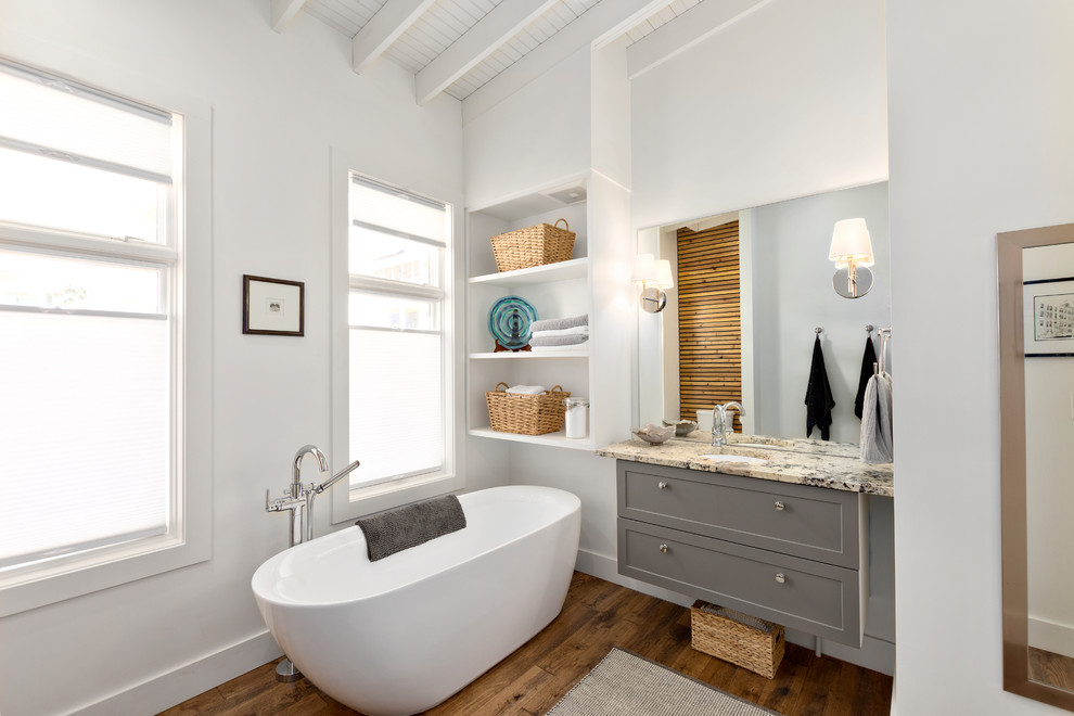 Esempio di una stanza da bagno chic con ante in stile shaker, ante grigie, vasca freestanding, pareti bianche, lavabo sottopiano, top in granito, pavimento marrone e top multicolore