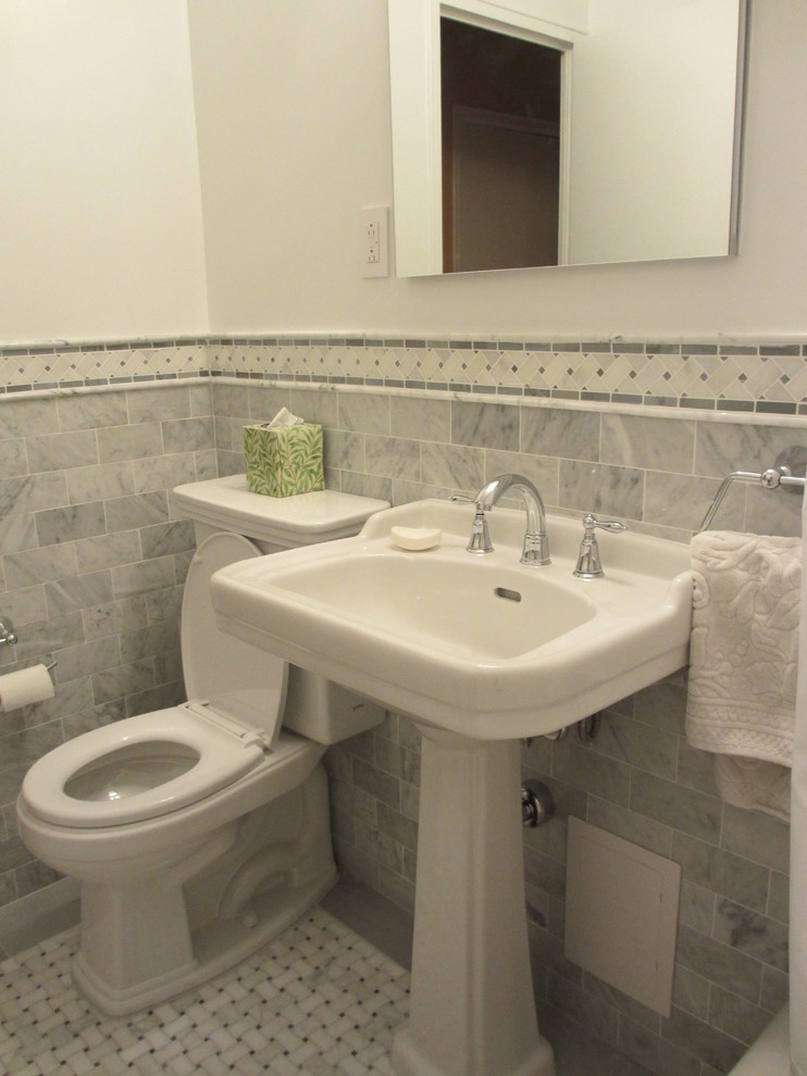 Idee per una piccola stanza da bagno padronale classica con lavabo a colonna, vasca ad alcova, WC a due pezzi, piastrelle grigie, piastrelle diamantate, pavimento in marmo, pareti bianche e pavimento bianco