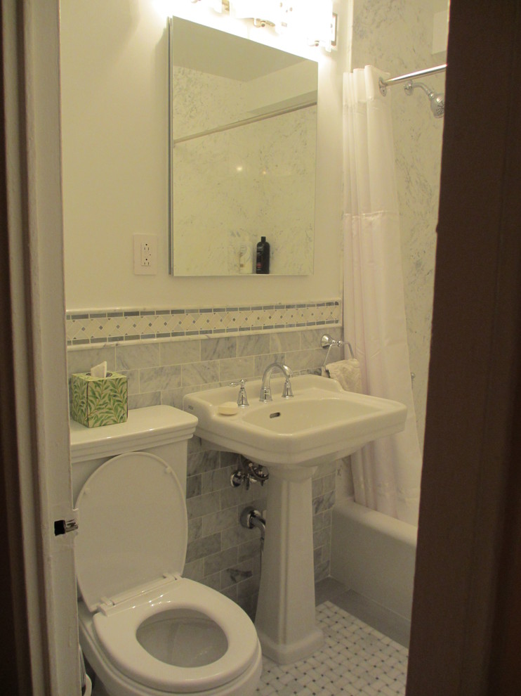 На фото: маленькая главная ванная комната в классическом стиле с раковиной с пьедесталом, ванной в нише, раздельным унитазом, серой плиткой, плиткой кабанчик и мраморным полом для на участке и в саду с