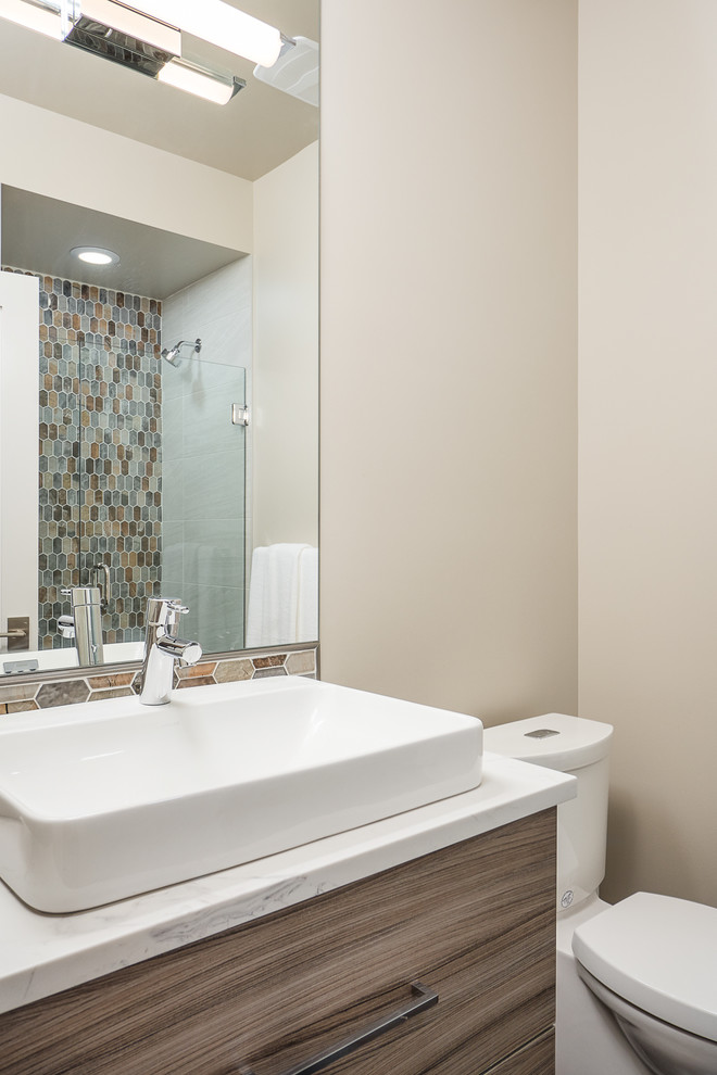 Diseño de cuarto de baño contemporáneo con armarios con paneles lisos