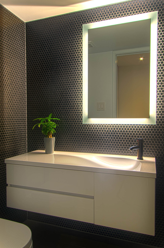 На фото: ванная комната в современном стиле с плоскими фасадами, белыми фасадами, душевой кабиной, столешницей из кварцита, черной плиткой, черными стенами, монолитной раковиной и керамической плиткой