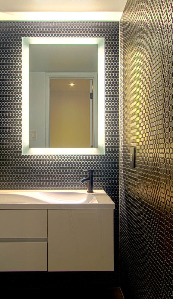 Foto di una piccola stanza da bagno con doccia minimal con ante lisce, ante bianche, piastrelle nere, piastrelle in ceramica, top in quarzite e lavabo integrato