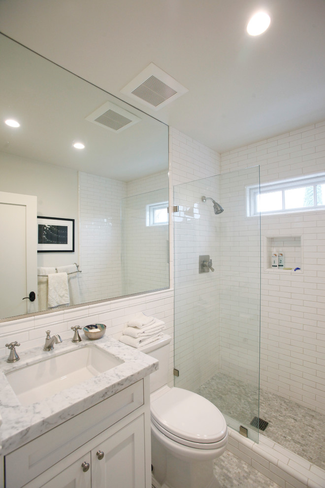 Inspiration för mellanstora moderna badrum med dusch, med luckor med infälld panel, vita skåp, en dusch i en alkov, en toalettstol med separat cisternkåpa, grå kakel, keramikplattor, vita väggar, klinkergolv i porslin, marmorbänkskiva, ett undermonterad handfat, grått golv och med dusch som är öppen