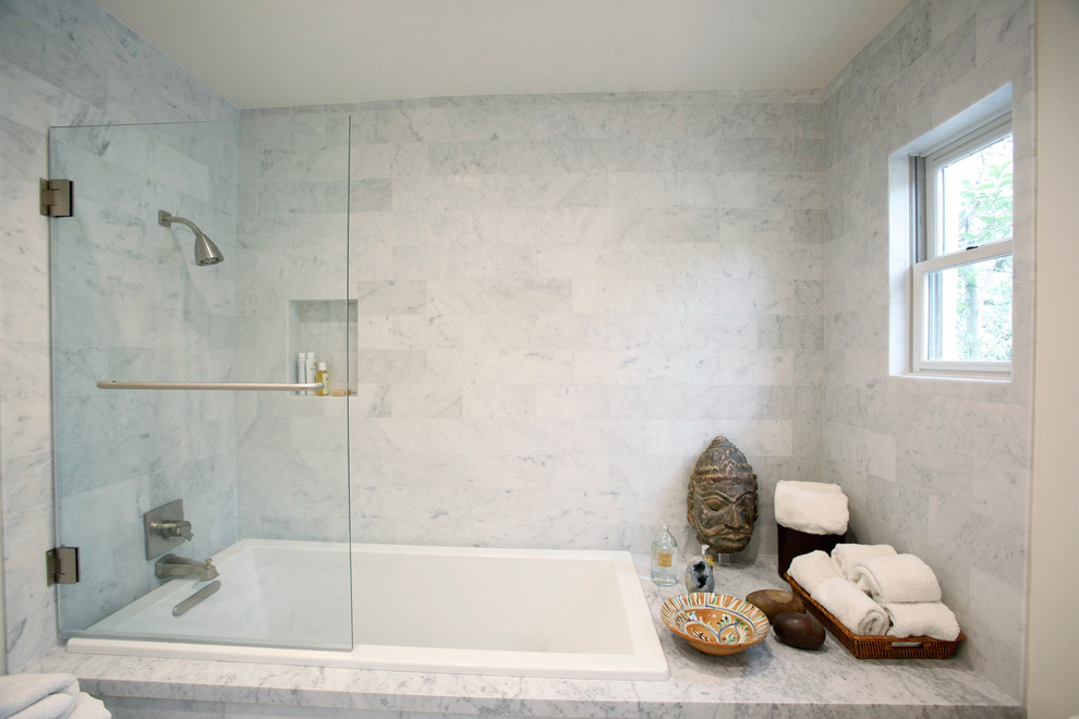 Idee per una stanza da bagno padronale mediterranea di medie dimensioni con vasca ad alcova, vasca/doccia, piastrelle grigie, pareti bianche, top in marmo, pavimento in gres porcellanato e piastrelle diamantate