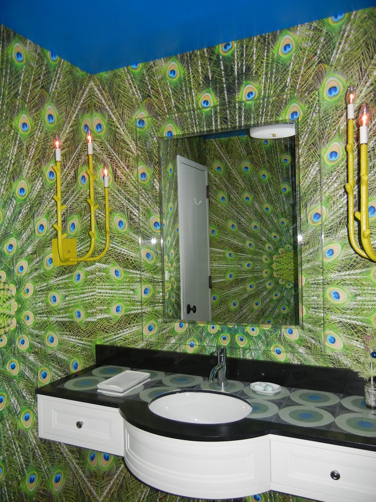 Diseño de cuarto de baño ecléctico con encimera de azulejos y lavabo bajoencimera