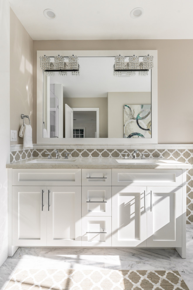 Esempio di una stanza da bagno padronale classica di medie dimensioni con ante in stile shaker, ante bianche, pareti beige, lavabo sottopiano, pavimento multicolore, top beige e mobile bagno incassato