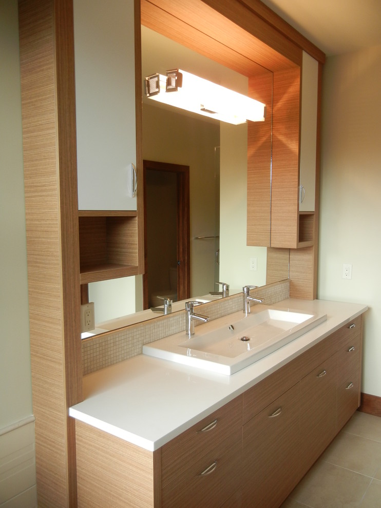 Источник вдохновения для домашнего уюта: большая ванная комната в современном стиле с плоскими фасадами, светлыми деревянными фасадами, душевой кабиной, раковиной с несколькими смесителями и столешницей из кварцита
