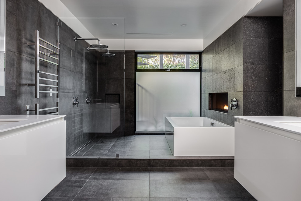 Идея дизайна: главная ванная комната в современном стиле с отдельно стоящей ванной, двойным душем, серыми стенами и открытым душем