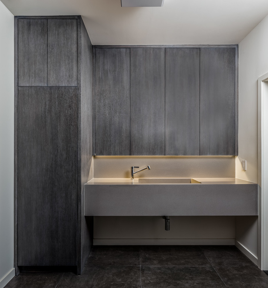 Inspiration pour une salle de bain principale design en bois vieilli avec un placard à porte plane, un mur noir, un sol en carrelage de porcelaine et un lavabo intégré.