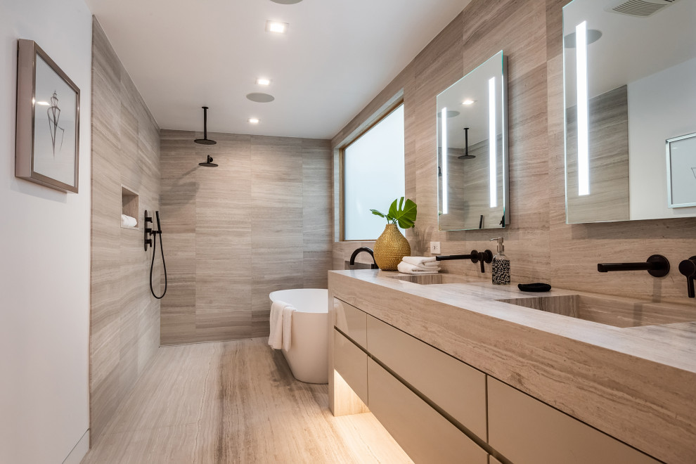 Idéer för att renovera ett stort funkis grå grått en-suite badrum, med släta luckor, skåp i ljust trä, ett fristående badkar, en öppen dusch, grå kakel, ett integrerad handfat, grått golv och med dusch som är öppen