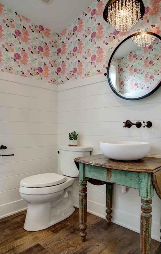 Exempel på ett litet lantligt badrum med dusch, med öppna hyllor, turkosa skåp, mellanmörkt trägolv, ett fristående handfat och brunt golv