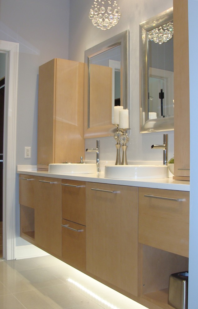Réalisation d'une salle de bain principale design de taille moyenne avec une vasque et un plan de toilette en quartz modifié.