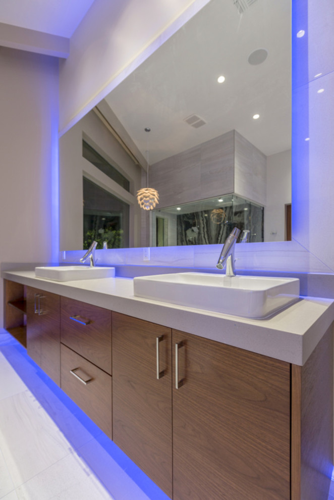 Bathroom - modern bathroom idea in Las Vegas
