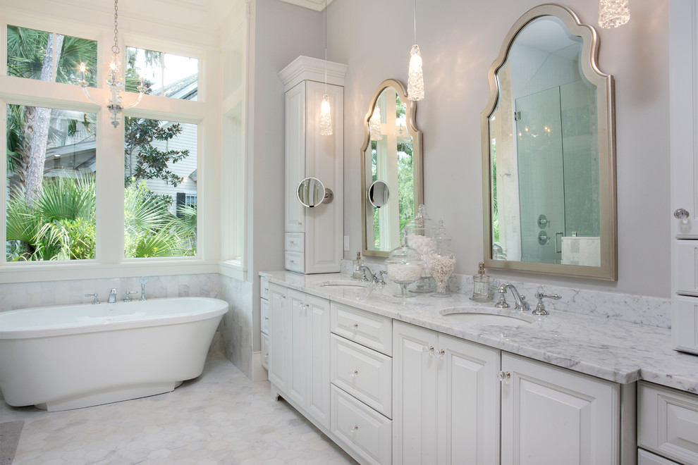 Inspiration för ett stort vintage en-suite badrum, med ett undermonterad handfat, luckor med upphöjd panel, vita skåp, ett fristående badkar, en dusch i en alkov, grå kakel, stenkakel, grå väggar, marmorgolv och marmorbänkskiva