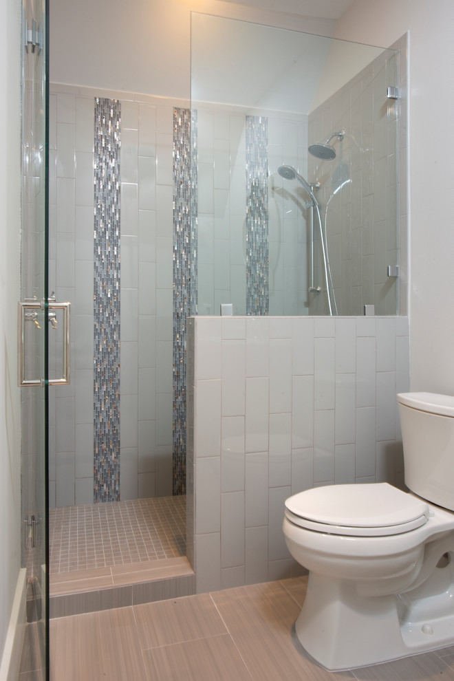 Inspiration för ett mellanstort vintage badrum med dusch, med en dusch i en alkov, en toalettstol med separat cisternkåpa, flerfärgad kakel, stickkakel, grå väggar och klinkergolv i porslin