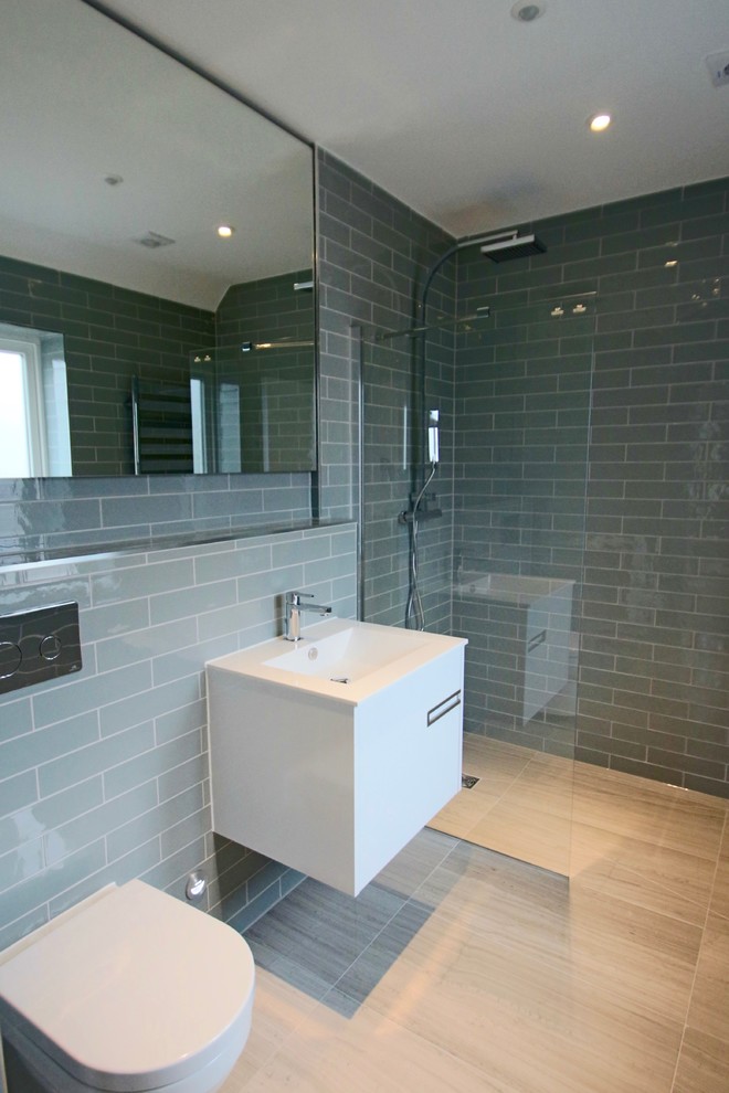 Diseño de cuarto de baño principal contemporáneo pequeño con lavabo suspendido, ducha abierta, sanitario de pared, baldosas y/o azulejos verdes, baldosas y/o azulejos de cemento y suelo de baldosas de cerámica