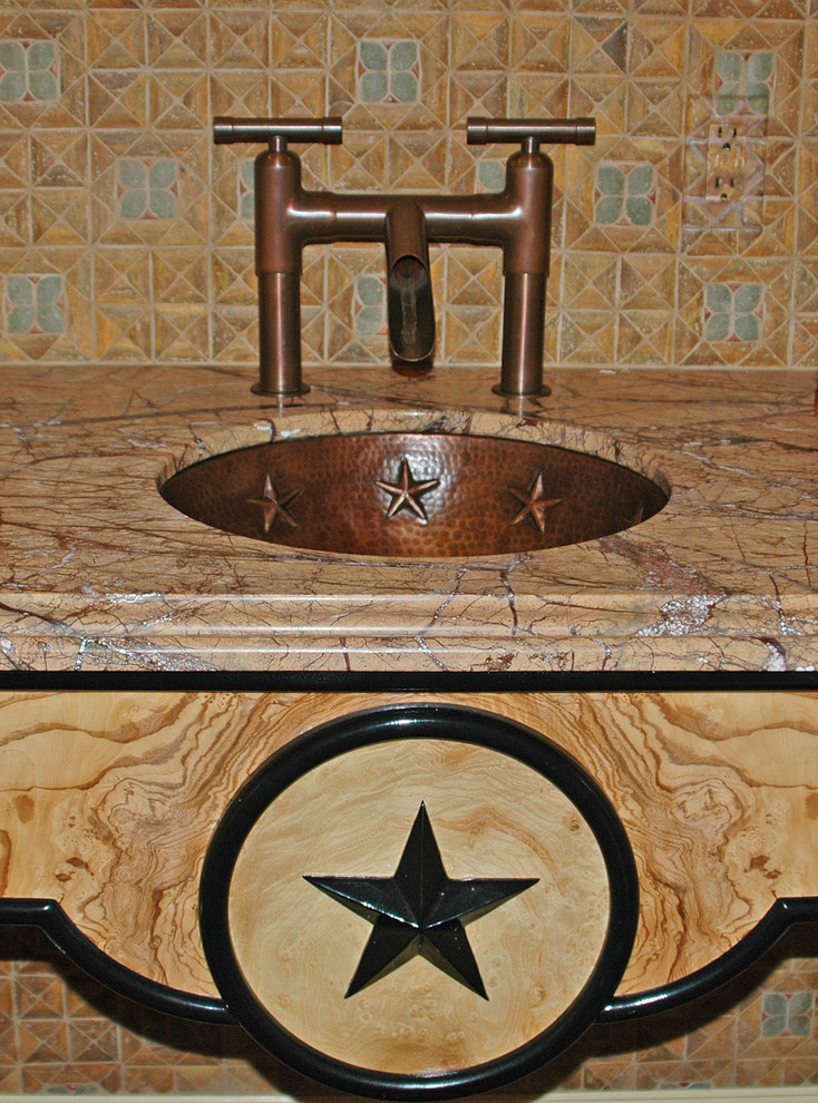 Inspiration för ett rustikt badrum, med ett undermonterad handfat