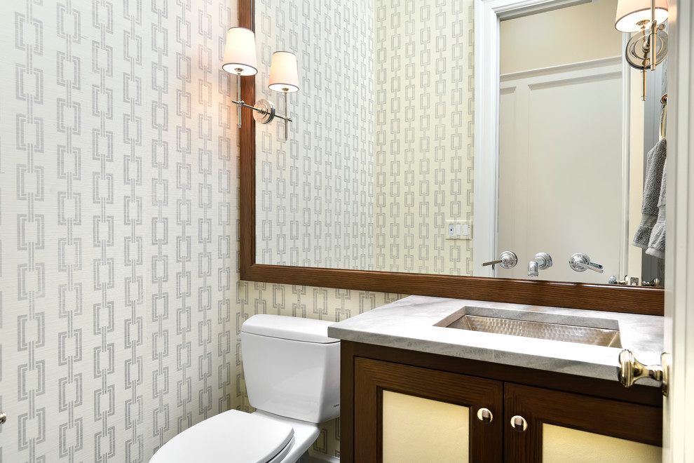 Ispirazione per una stanza da bagno classica con lavabo sottopiano, ante con riquadro incassato, ante in legno bruno, WC a due pezzi e pareti multicolore