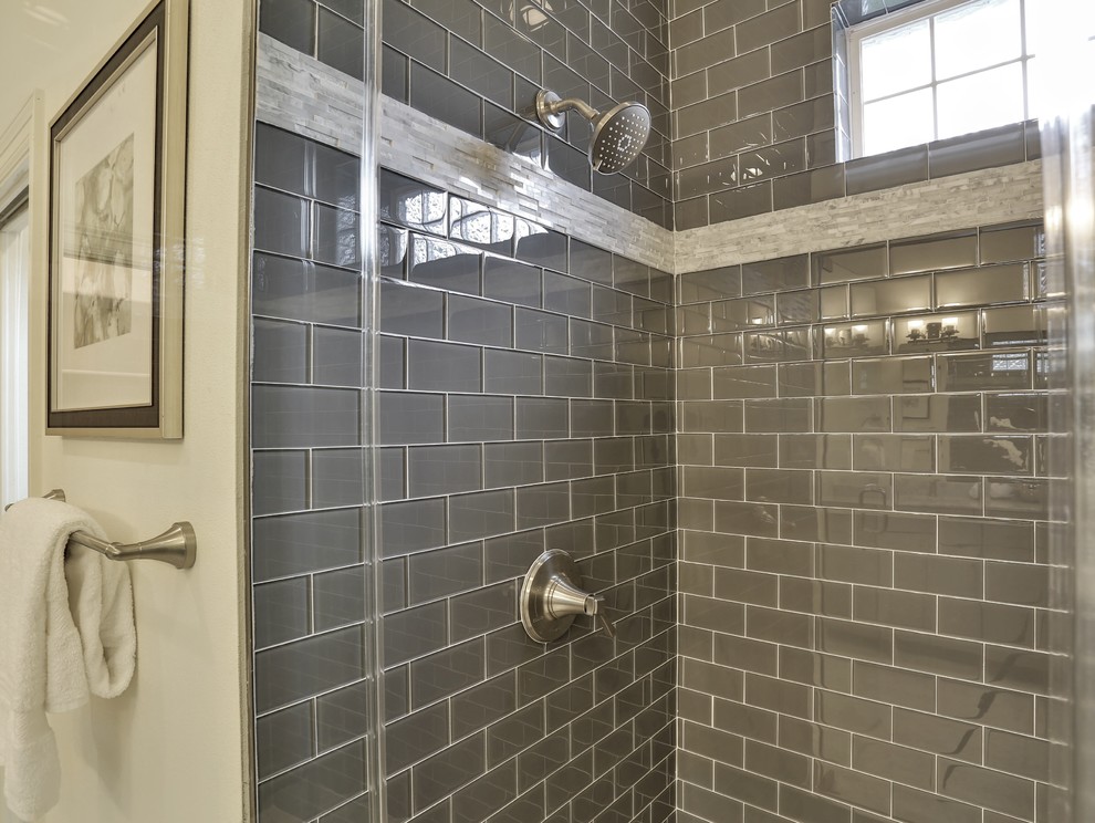 Идея дизайна: большая главная ванная комната в современном стиле с фасадами в стиле шейкер, серыми фасадами, душем в нише, унитазом-моноблоком, серой плиткой, стеклянной плиткой, белыми стенами, мраморным полом, врезной раковиной и мраморной столешницей