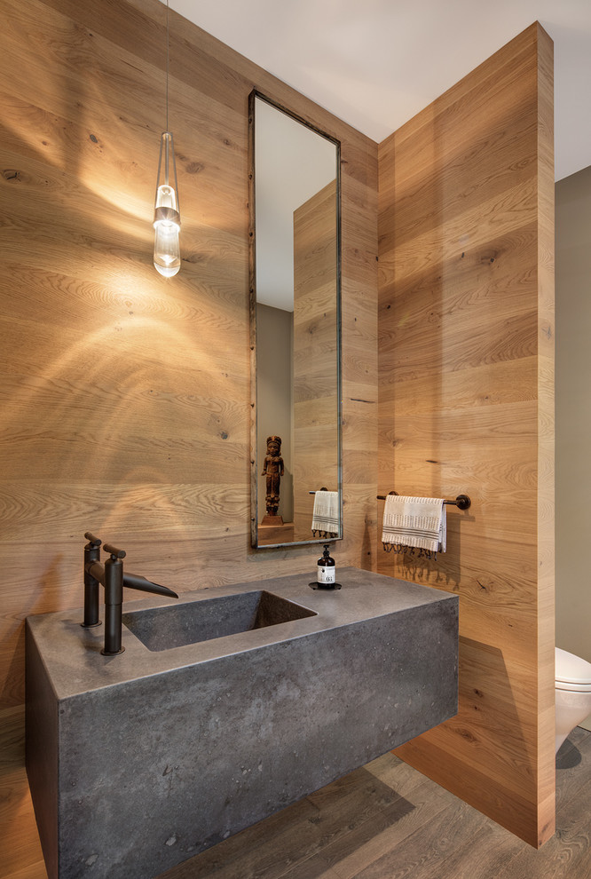 Идея дизайна: ванная комната среднего размера в современном стиле с плоскими фасадами, темными деревянными фасадами, отдельно стоящей ванной, серой плиткой, серыми стенами, врезной раковиной, раздельным унитазом, светлым паркетным полом, душевой кабиной и столешницей из бетона