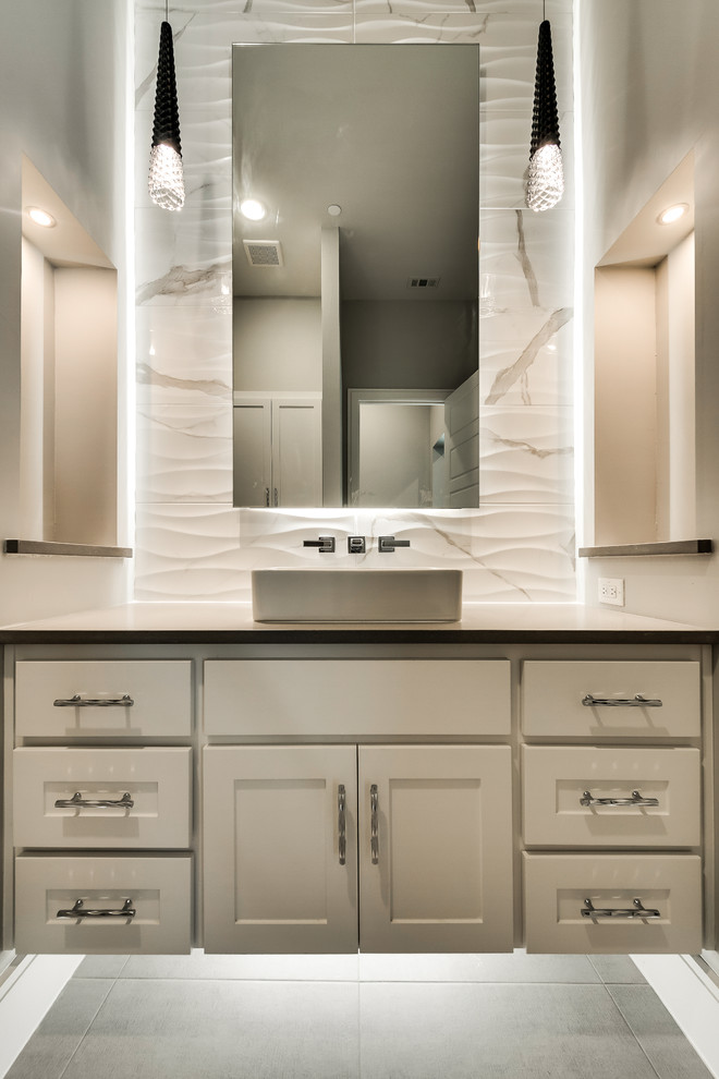 Foto på ett mellanstort medelhavsstil badrum med dusch, med skåp i shakerstil