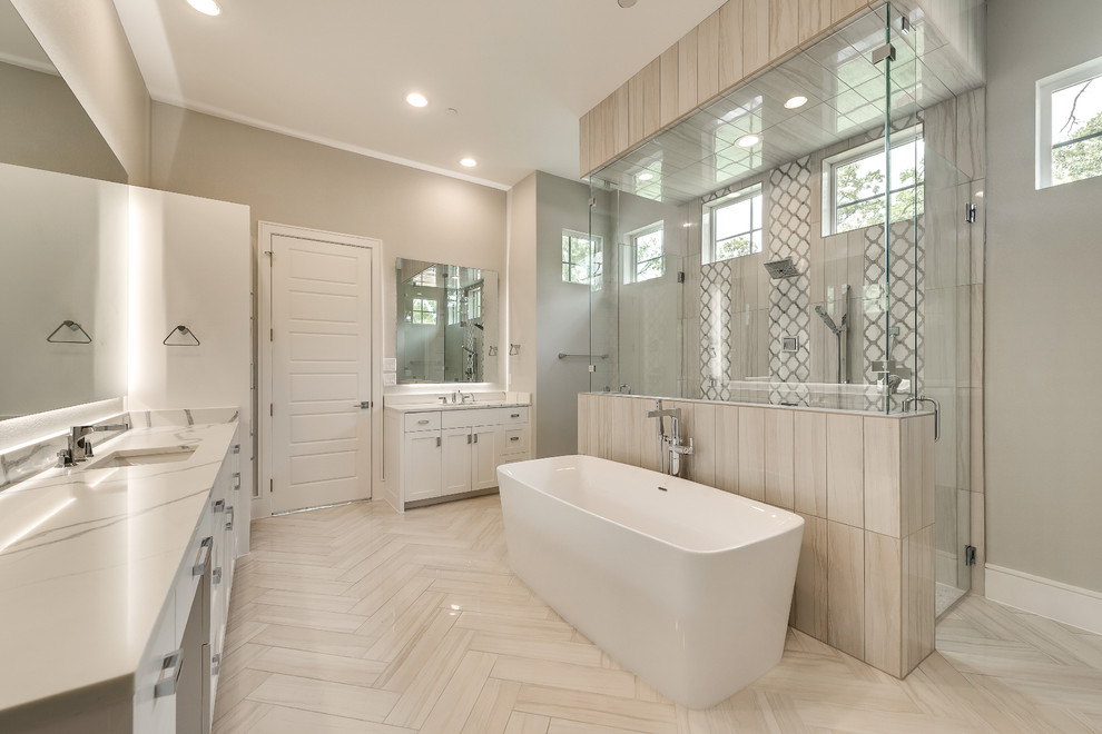 Idéer för stora medelhavsstil flerfärgat en-suite badrum, med skåp i shakerstil, vita skåp, ett fristående badkar, en dubbeldusch och bänkskiva i kvartsit