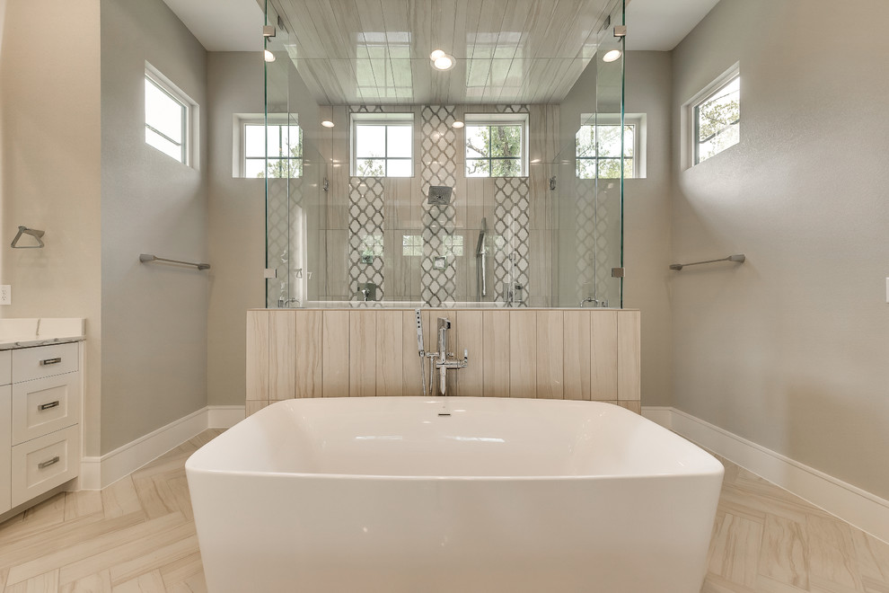 Medelhavsstil inredning av ett stort flerfärgad flerfärgat en-suite badrum, med skåp i shakerstil, vita skåp, ett fristående badkar, en dubbeldusch och bänkskiva i kvartsit