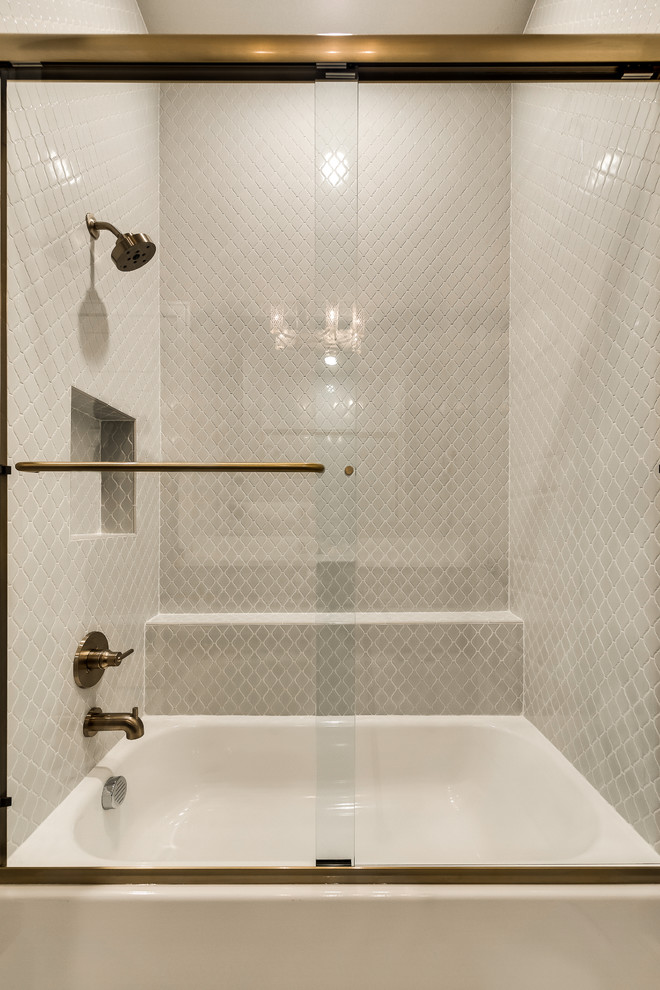 Свежая идея для дизайна: большая главная ванная комната в средиземноморском стиле с фасадами в стиле шейкер, белыми фасадами, отдельно стоящей ванной, двойным душем, столешницей из кварцита и разноцветной столешницей - отличное фото интерьера