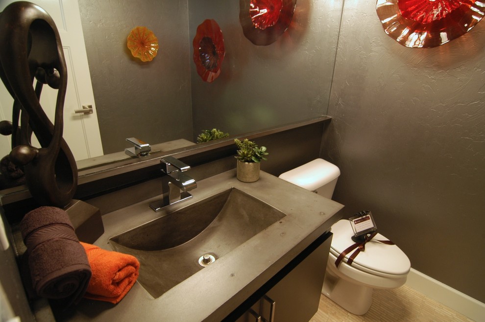 Modern inredning av ett badrum