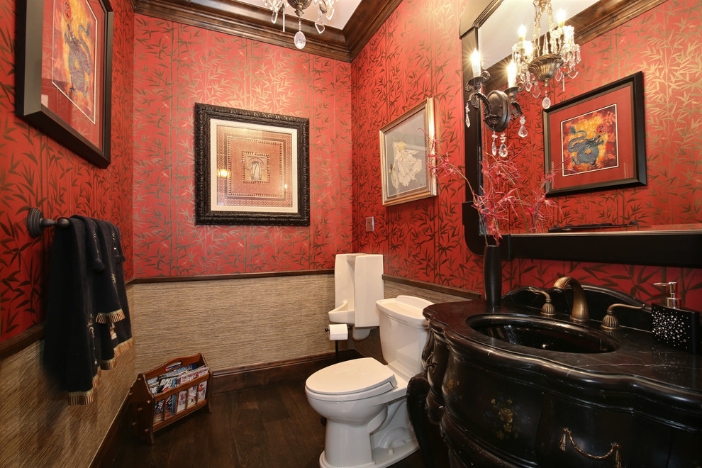 Пример оригинального дизайна: ванная комната в классическом стиле с настольной раковиной, фасадами островного типа, черными фасадами, мраморной столешницей, раздельным унитазом, разноцветными стенами, темным паркетным полом и душевой кабиной