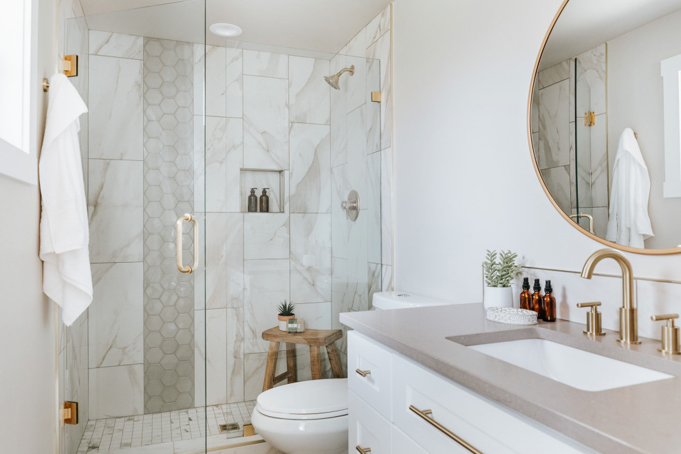 Inspiration för ett mellanstort vintage grå grått badrum med dusch, med skåp i shakerstil, vita skåp, en dusch i en alkov, en toalettstol med separat cisternkåpa, grå kakel, grå väggar, ett undermonterad handfat och dusch med gångjärnsdörr