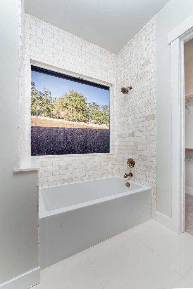 Idées déco pour une petite salle d'eau contemporaine avec une baignoire en alcôve, un carrelage blanc et des carreaux de céramique.