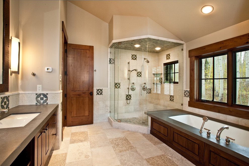Imagen de cuarto de baño rústico con ducha esquinera