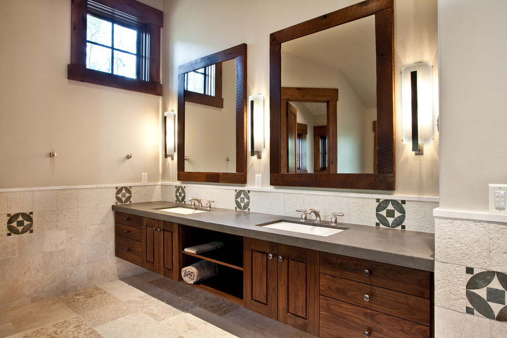 Стильный дизайн: ванная комната в стиле рустика с врезной раковиной, фасадами с выступающей филенкой, бежевой плиткой, каменной плиткой и темными деревянными фасадами - последний тренд
