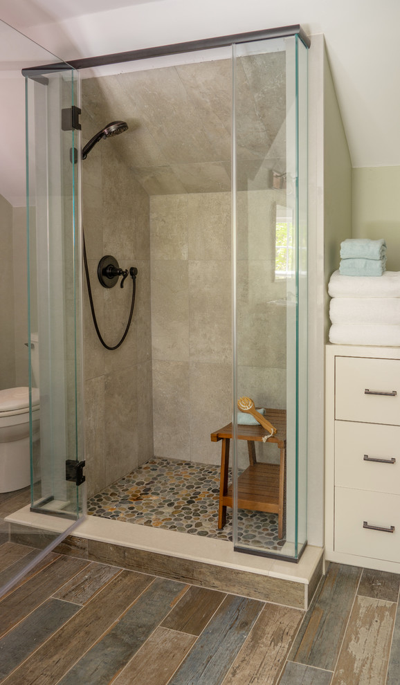 Immagine di un'ampia stanza da bagno per bambini country con ante in stile shaker, doccia alcova, pavimento con piastrelle in ceramica, lavabo a consolle e top grigio