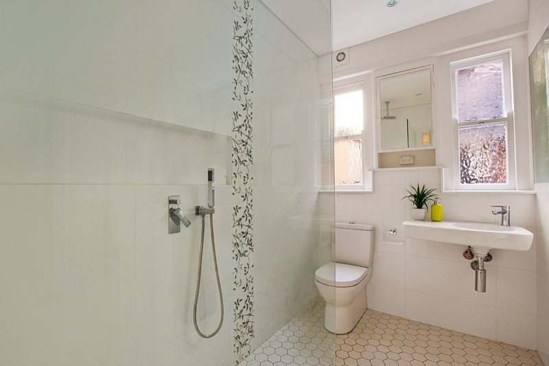 Kleines Eklektisches Badezimmer En Suite mit weißen Fliesen, Keramikfliesen und Keramikboden in Sydney