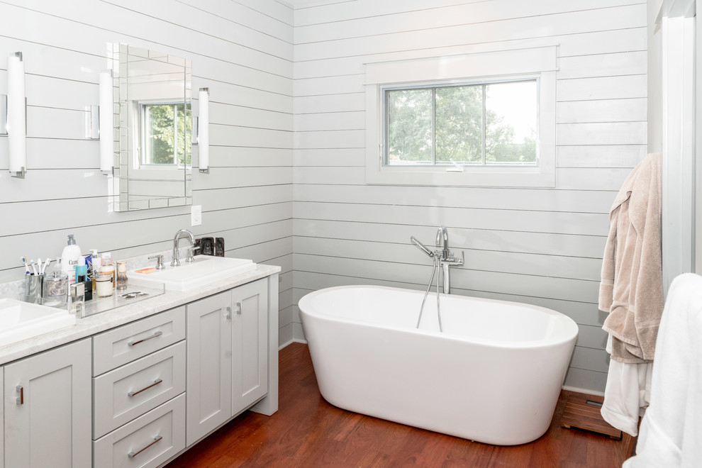 Inspiration för mellanstora moderna en-suite badrum, med skåp i shakerstil, grå skåp, marmorbänkskiva, grå väggar och mellanmörkt trägolv