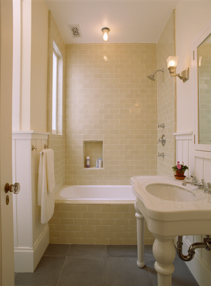 Inspiration för ett vintage badrum, med ett platsbyggt badkar, cementkakel, vita väggar, betonggolv, ett konsol handfat och beige kakel
