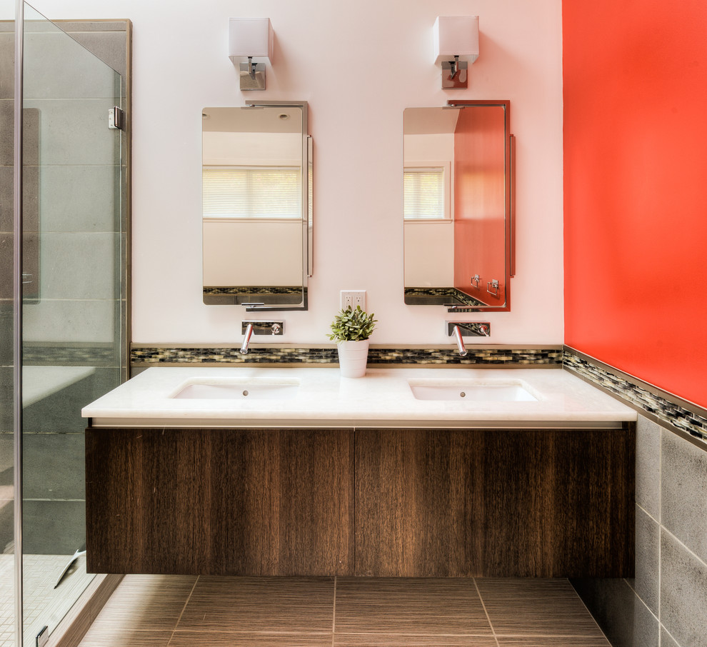 Ispirazione per una stanza da bagno design con lavabo sottopiano, ante lisce, ante in legno bruno, doccia alcova e piastrelle grigie