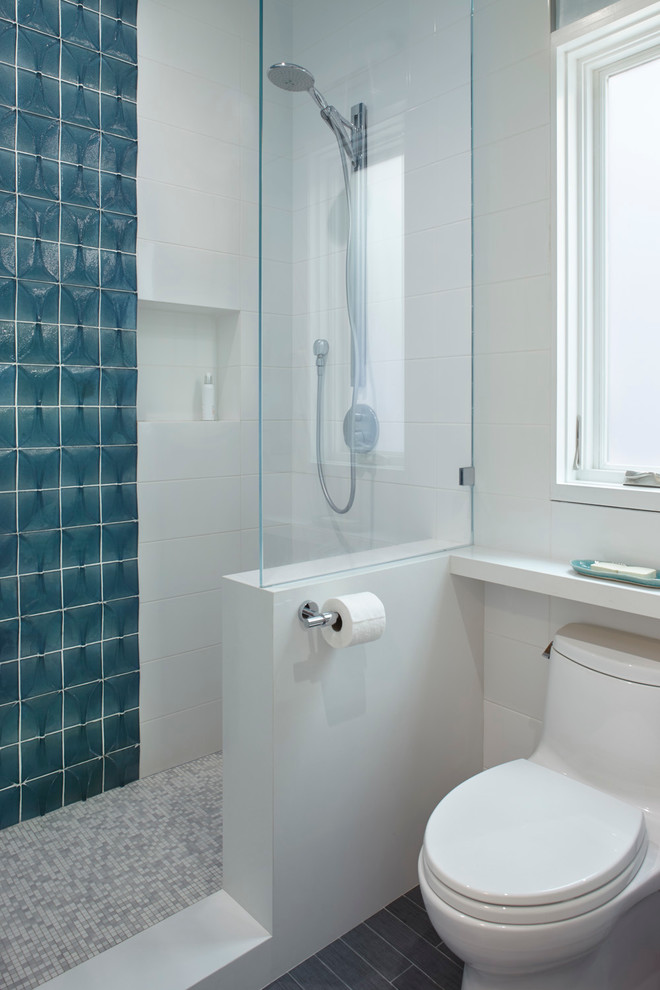 Immagine di una stanza da bagno minimalista con WC monopezzo e top in quarzite