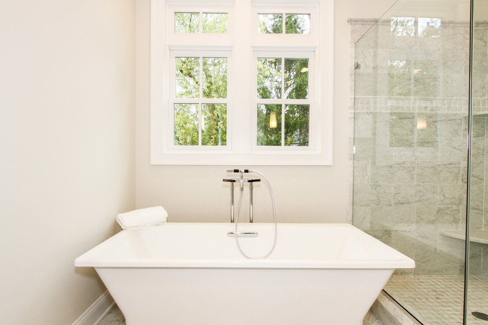 Esempio di una stanza da bagno padronale chic con vasca freestanding, piastrelle bianche e piastrelle a mosaico